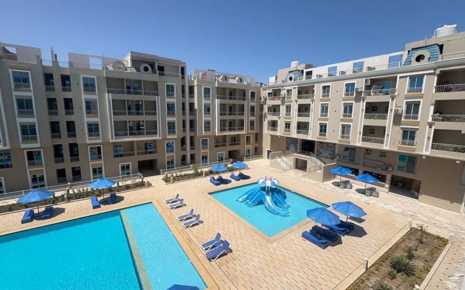Blick auf Pool und Süd-West